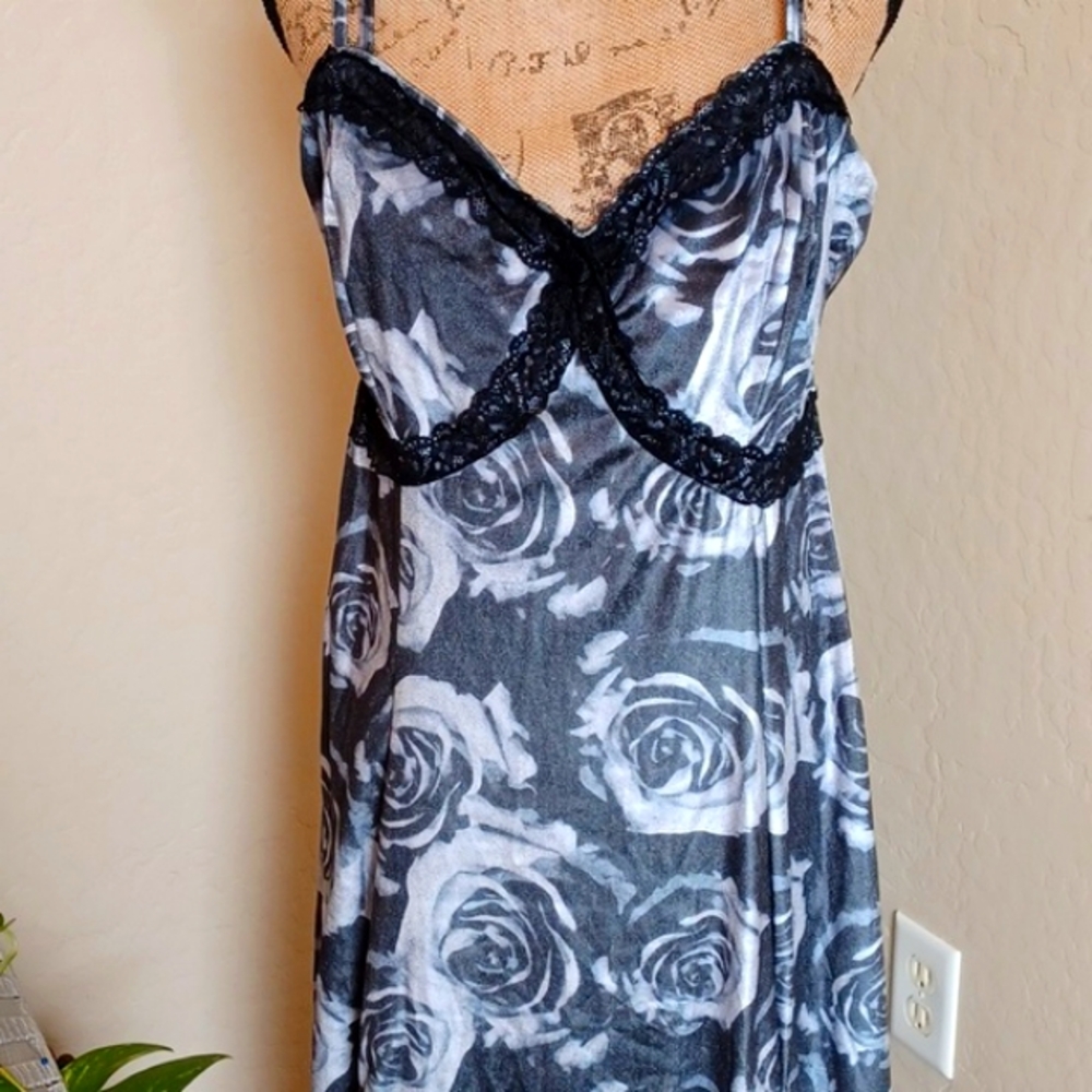 HOT TOPIC 2X VELVET AND LACE GREY ROSES SLITS UP SIDES MAXI DRESS ADJUSTABLE STR